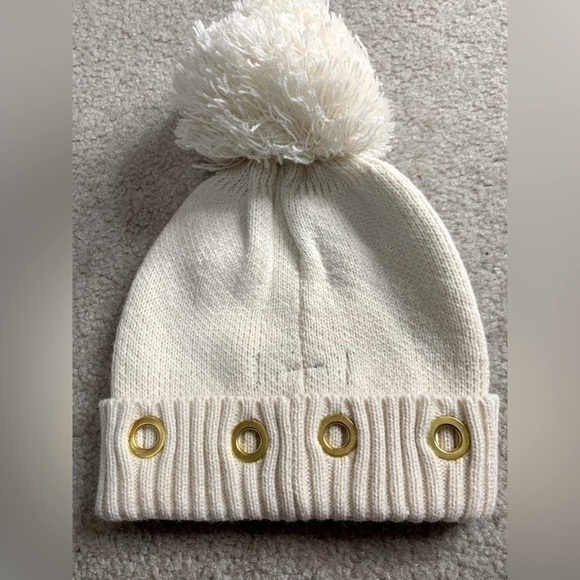 Steve Madden Pom Pom Beanie Hat Women Creme Color Gold Tone Grommets - Picture 3 of 3
